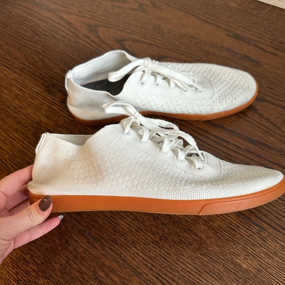 Men’s White Suavs Shoes - Picture 2 of 3